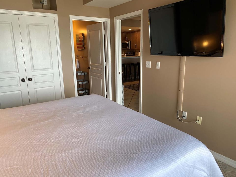 Bed, Bathroom, TV and multimedia, Bedroom, wardrobe