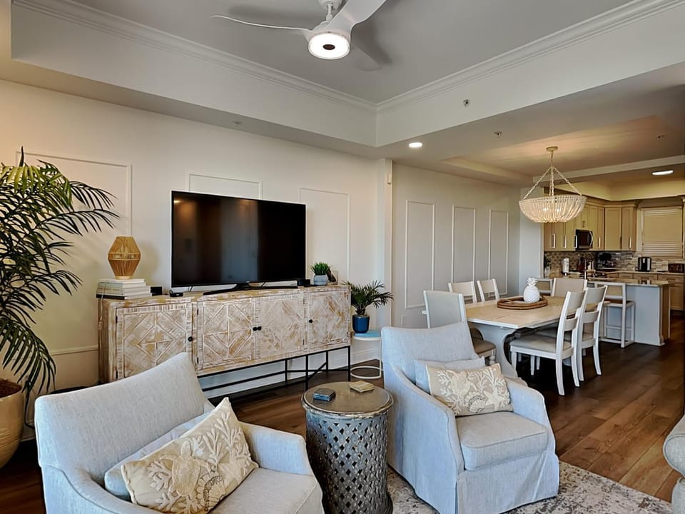 TV and multimedia, Kitchen or kitchenette, Living room, Seating area, Dining area, furniture