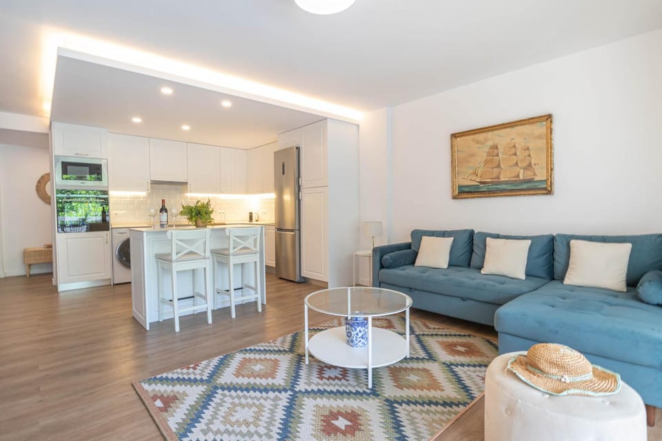 Kitchen or kitchenette, Living room, Seating area, Dining area