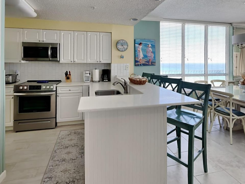 View (from property/room), Kitchen or kitchenette, Seating area, Dining area, Sea view, furniture, microwave, stove