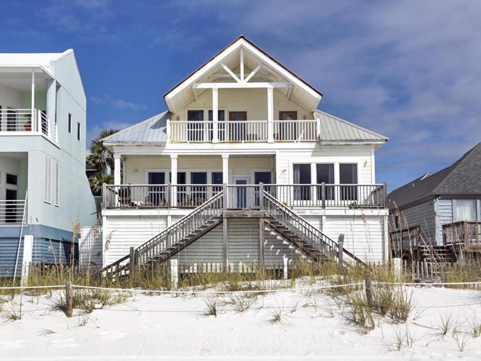 Property building, Balcony/Terrace, Beach