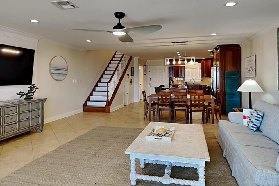 TV and multimedia, Kitchen or kitchenette, Living room, Dining area, furniture