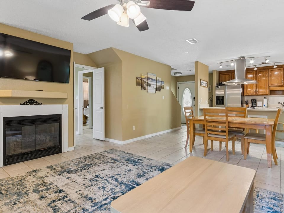 TV and multimedia, Kitchen or kitchenette, Living room, Dining area, fireplace, furniture