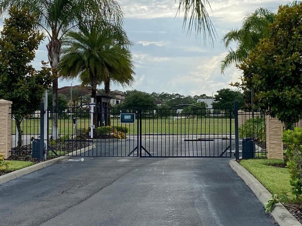 Super Comfy and Spacious 3 Bedroom 15-20 minutes from Disney, with major shopping 4 minutes away House in Four Corners