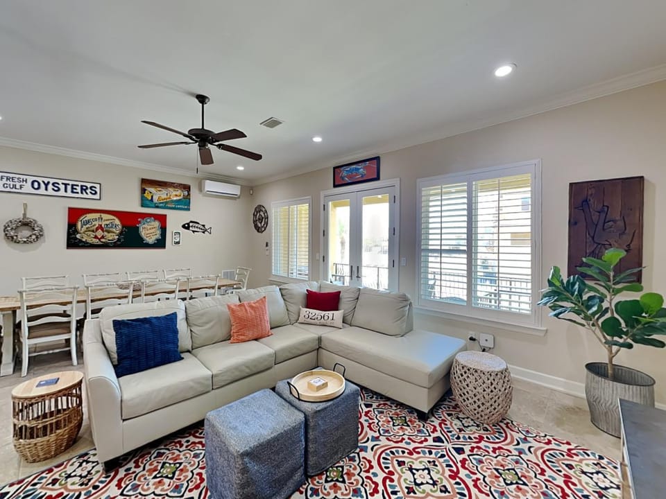 Balcony/Terrace, Living room, Seating area, Dining area, furniture, air conditioner