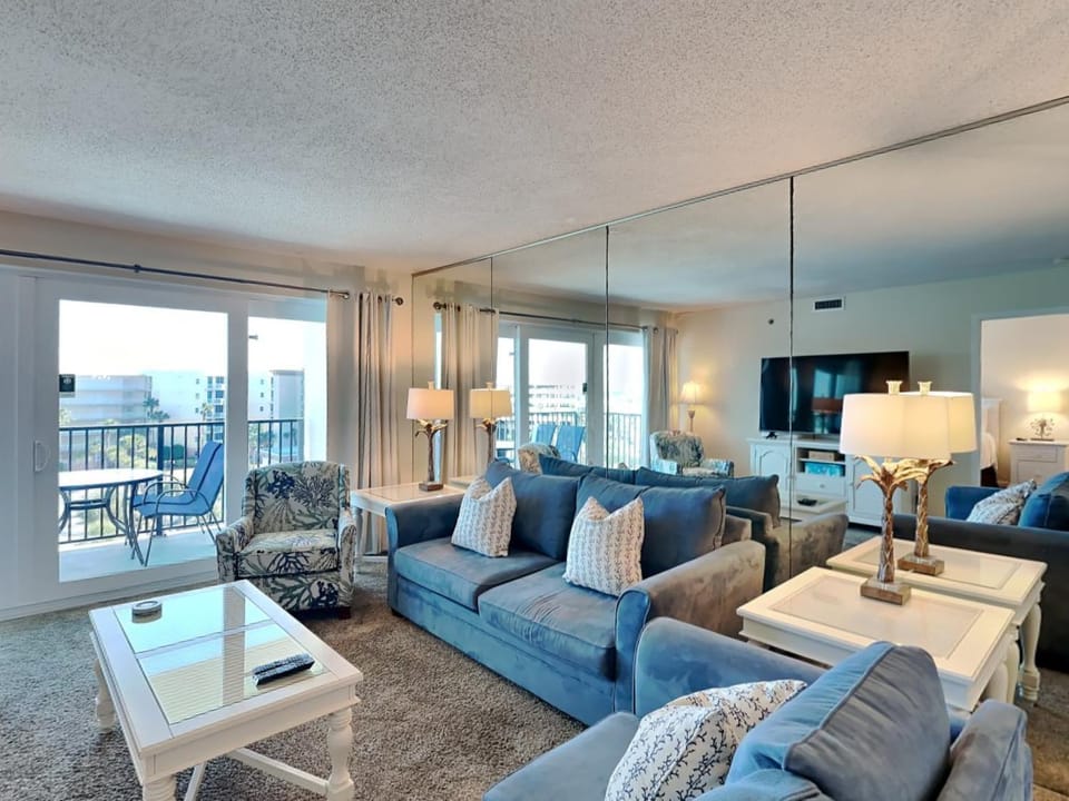 TV and multimedia, Balcony/Terrace, Living room, Seating area, furniture