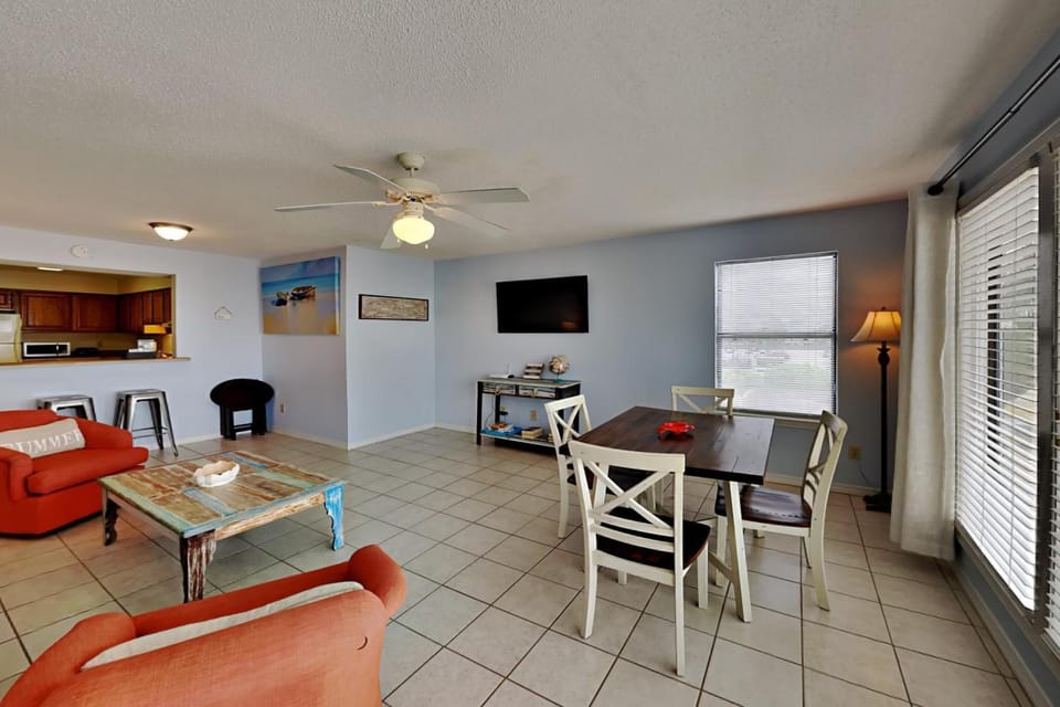 TV and multimedia, Kitchen or kitchenette, Living room, Seating area, Dining area, furniture