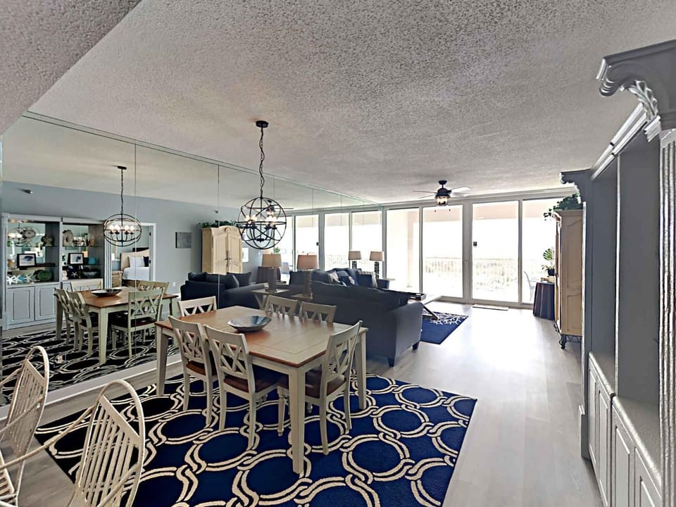 Balcony/Terrace, Living room, Seating area, Dining area, furniture