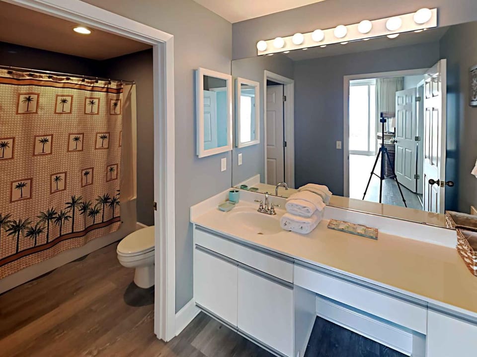 Toilet, Bathroom, towels