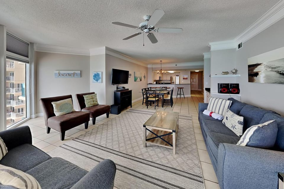 TV and multimedia, Kitchen or kitchenette, Living room, Seating area, Dining area, fireplace, furniture