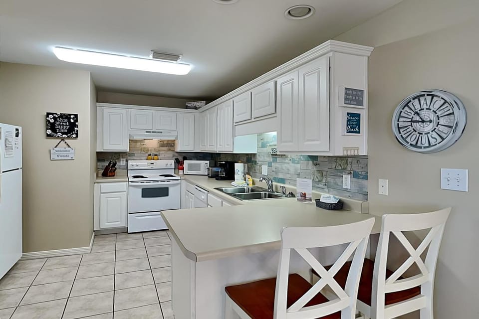 Kitchen or kitchenette, microwave, oven, stove