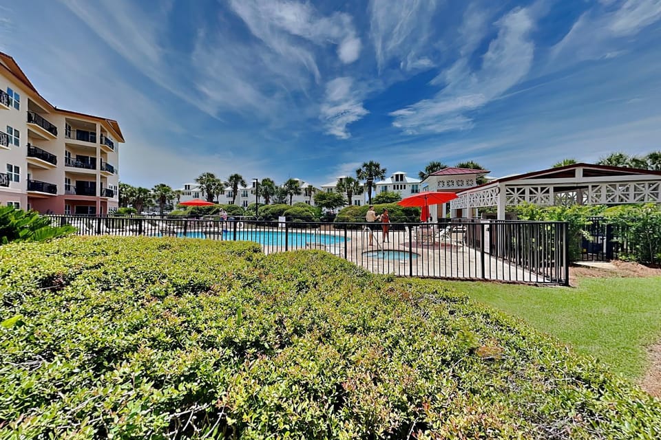 Property building, Garden, Pool view, Swimming pool
