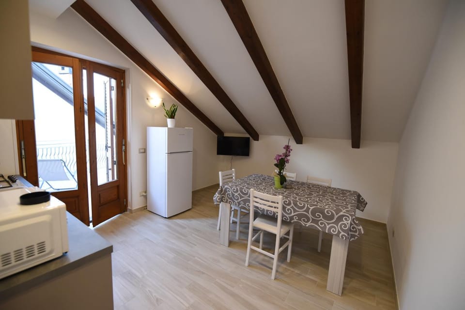 Photo of the whole room, Dining area