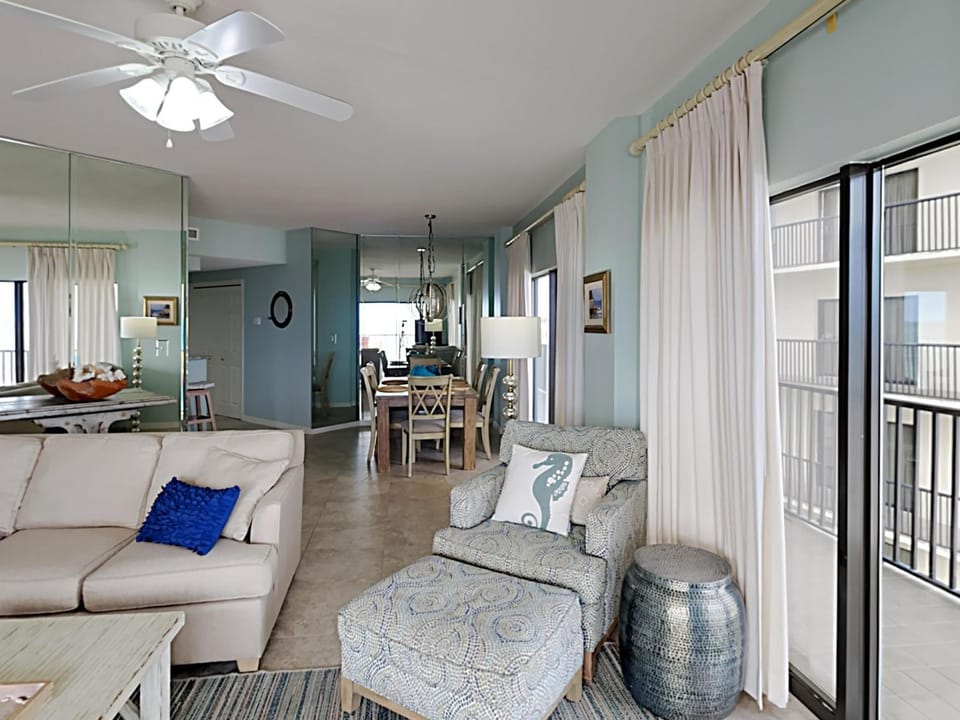 Balcony/Terrace, Living room, Seating area, Dining area, furniture