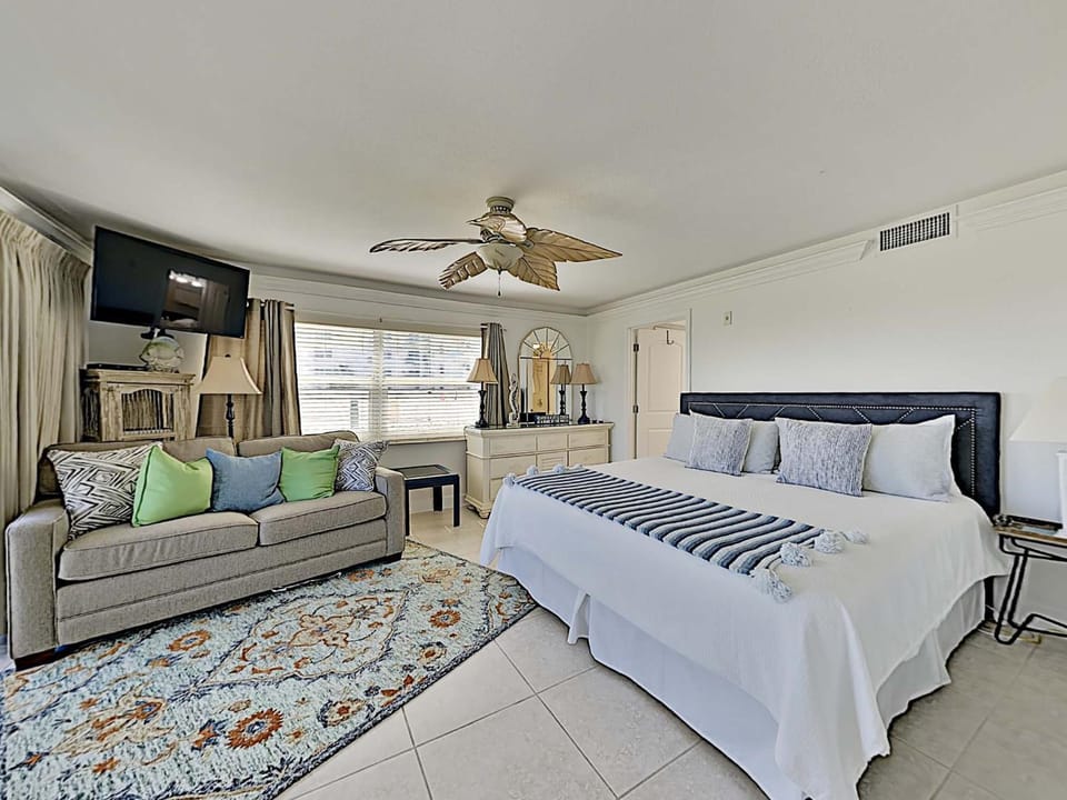 Bed, TV and multimedia, Seating area, Bedroom, fireplace, furniture, air conditioner