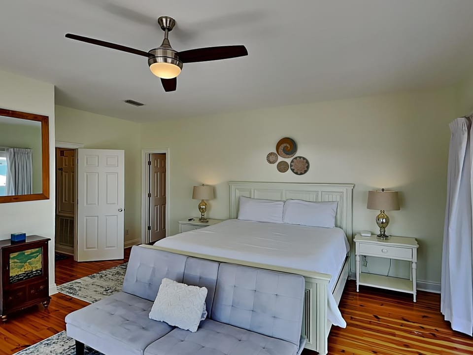 Bed, TV and multimedia, Seating area, Bedroom, furniture