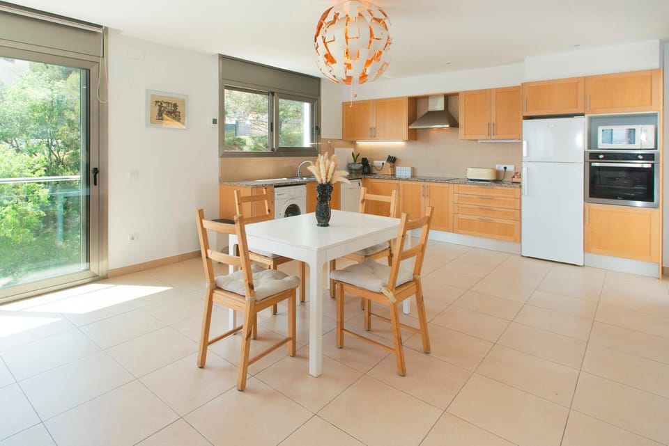 Kitchen or kitchenette, Dining area