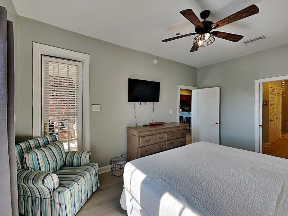 Bed, TV and multimedia, Seating area, Bedroom, furniture, wardrobe