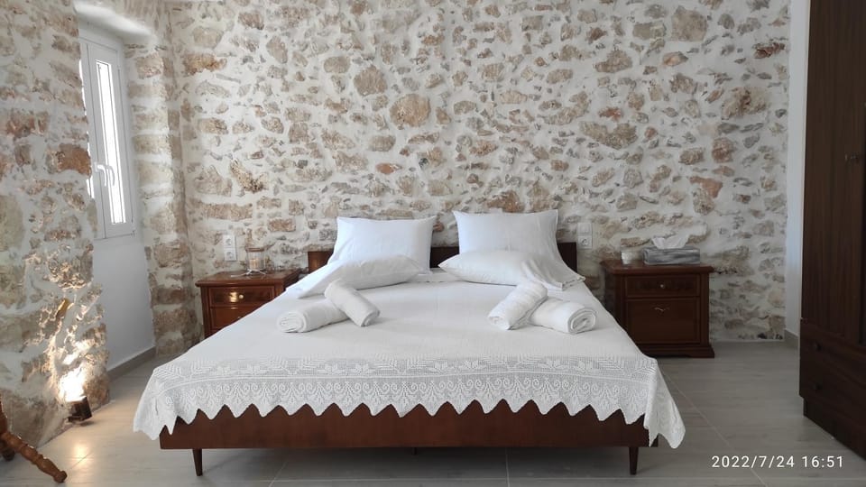 Bed, Photo of the whole room, Logo/Certificate/Sign, Bedroom