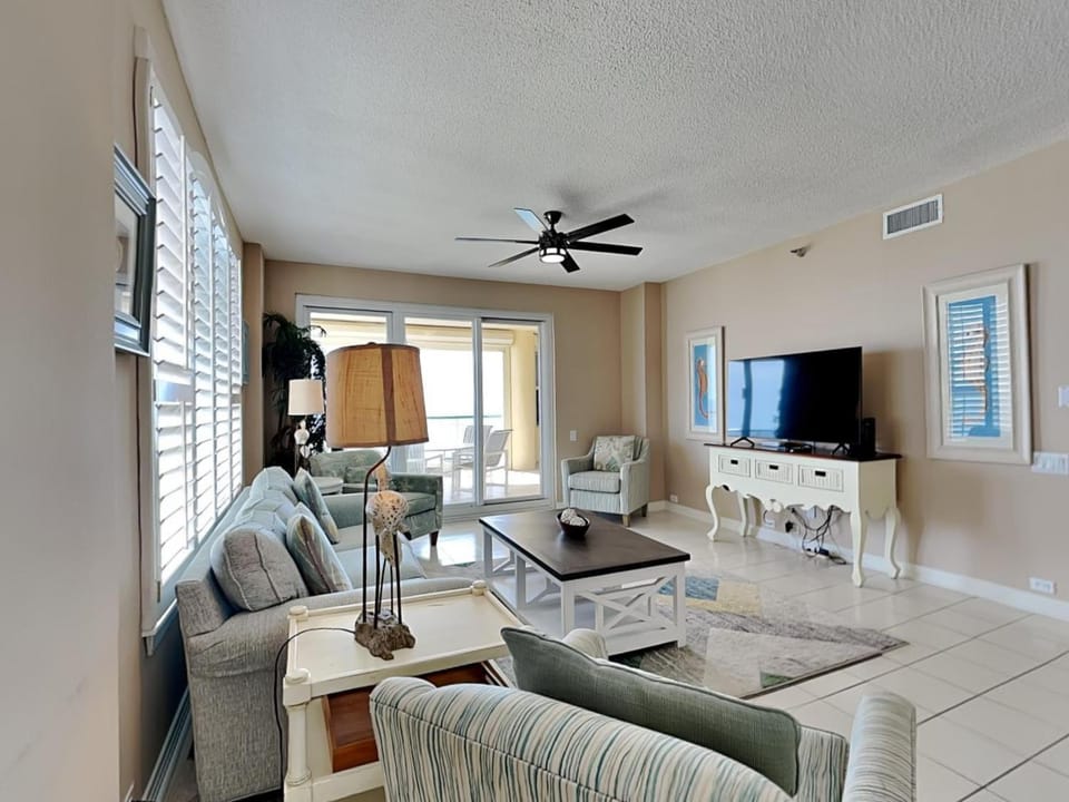 TV and multimedia, Balcony/Terrace, Living room, Seating area, furniture
