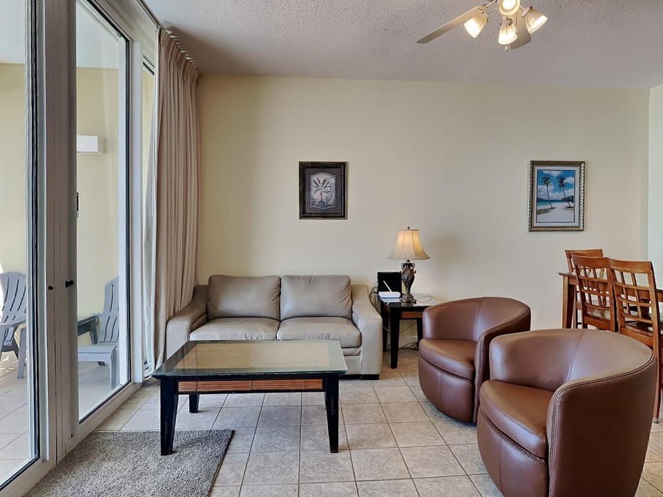 Balcony/Terrace, Living room, Seating area, Dining area, furniture, heating