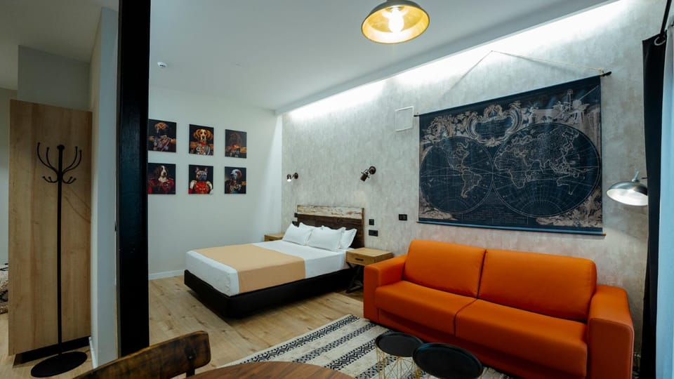 Bed, Living room, Photo of the whole room, Decorative detail, Seating area, Dining area, Bedroom, furniture