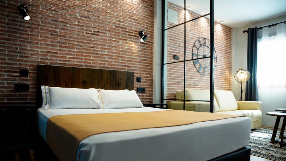Bed, Living room, Photo of the whole room, Decorative detail, Seating area, Bedroom, furniture