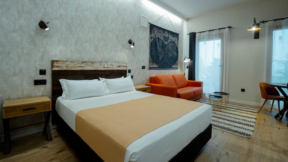 Bed, Living room, Photo of the whole room, Decorative detail, Seating area, Dining area, Bedroom, furniture