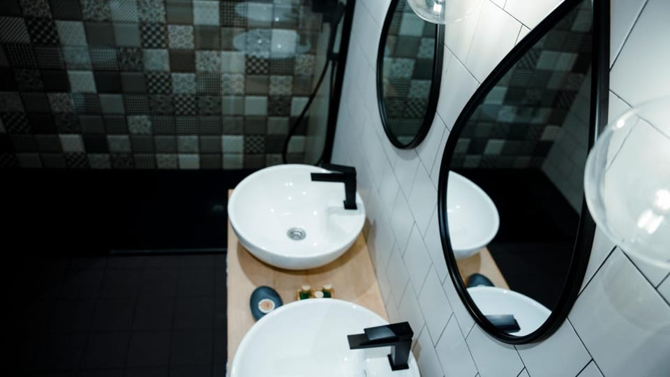 Shower, Toilet, Bathroom, Photo of the whole room, Decorative detail, furniture, towels
