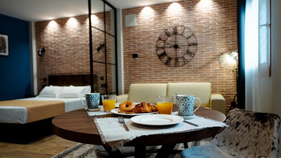 Bed, Coffee/tea facilities, Living room, Food and drinks, Photo of the whole room, Decorative detail, Seating area, Dining area, Bedroom, Food, Breakfast, Drinks, furniture