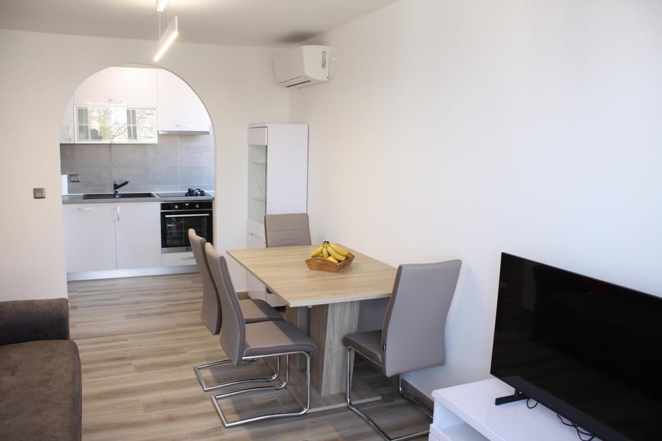 Kitchen or kitchenette, Seating area