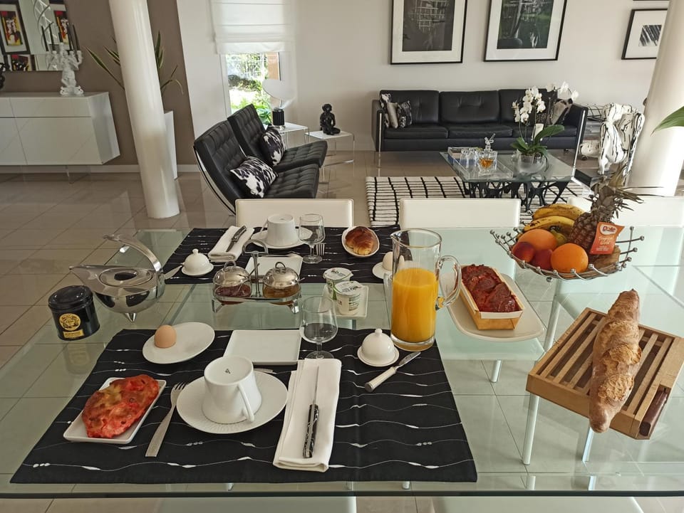 Coffee/tea facilities, Seating area, Dining area, Breakfast