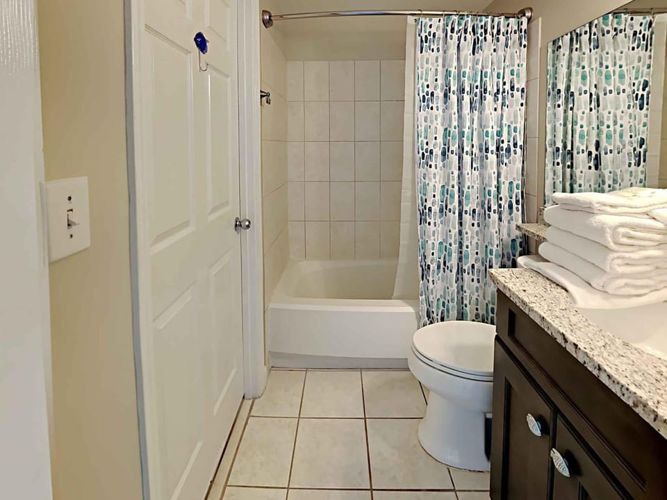 Shower, Toilet, Bathroom, Bath, towels