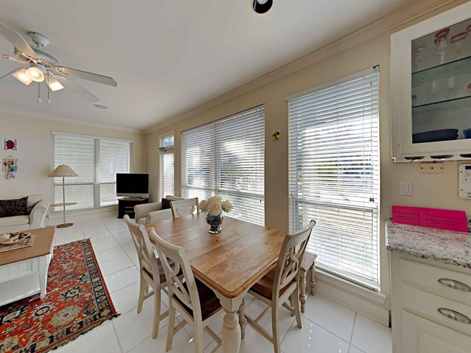 TV and multimedia, Living room, Dining area, furniture