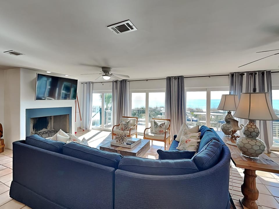 TV and multimedia, View (from property/room), Balcony/Terrace, Living room, Seating area, Sea view, fireplace, furniture, air conditioner