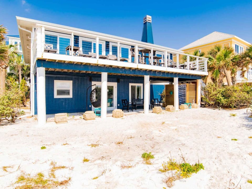 Property building, Patio, Natural landscape, Balcony/Terrace, Seating area, Beach