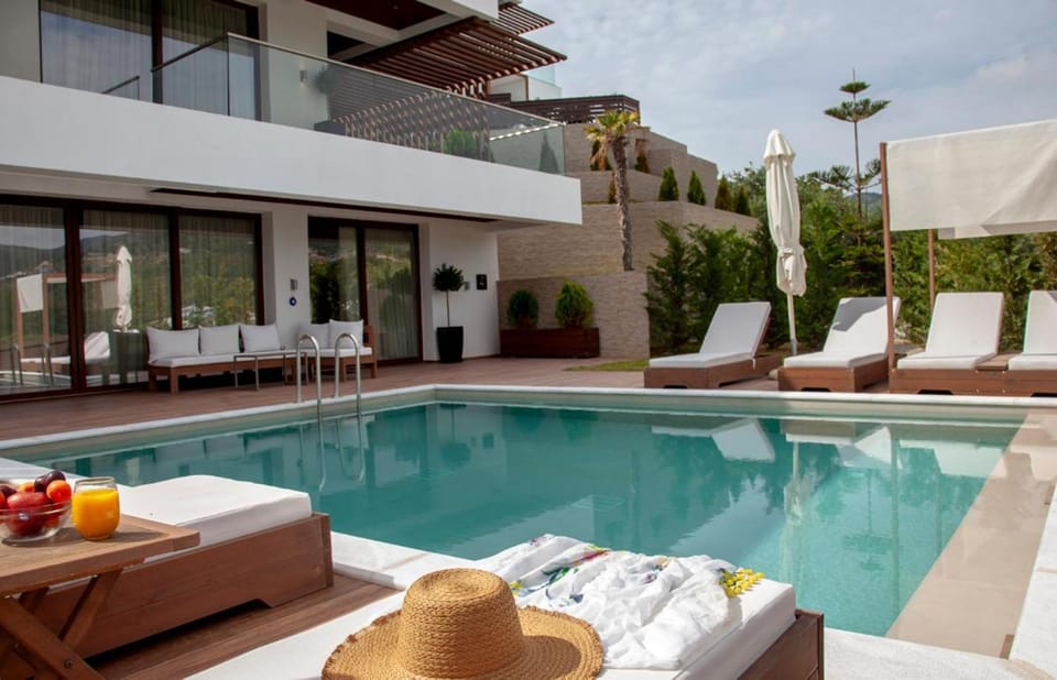 Balcony/Terrace, Food and drinks, Swimming pool