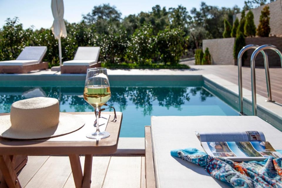 Food and drinks, Pool view