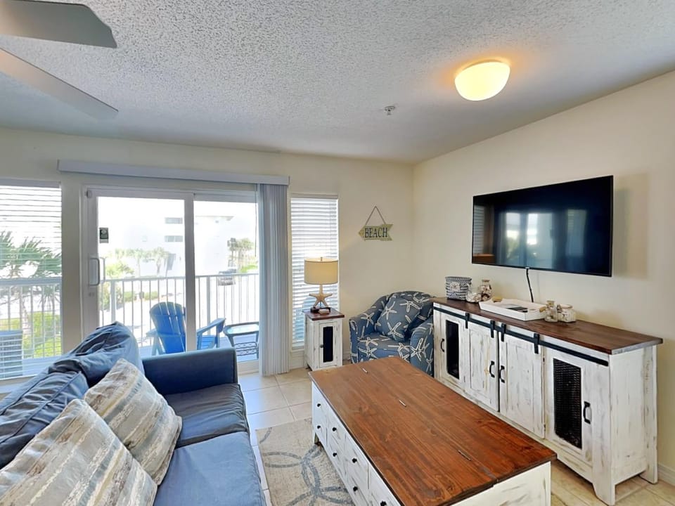 TV and multimedia, Balcony/Terrace, Living room, Seating area, furniture
