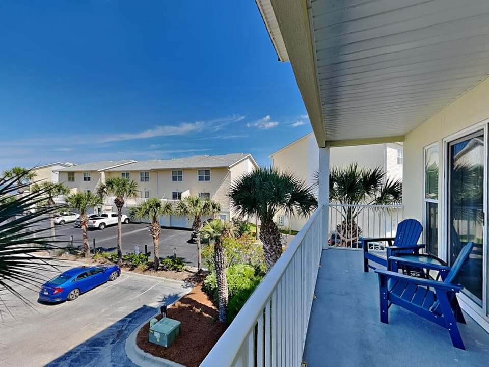 Balcony/Terrace, Seating area, Parking