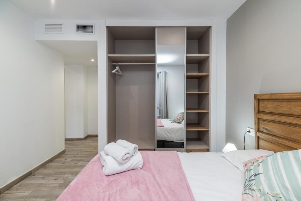 Bedroom, towels, wardrobe