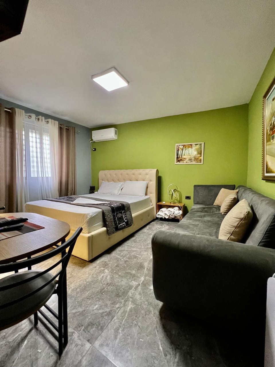 Bed, TV and multimedia, Living room, Photo of the whole room, Seating area, Dining area, Bedroom