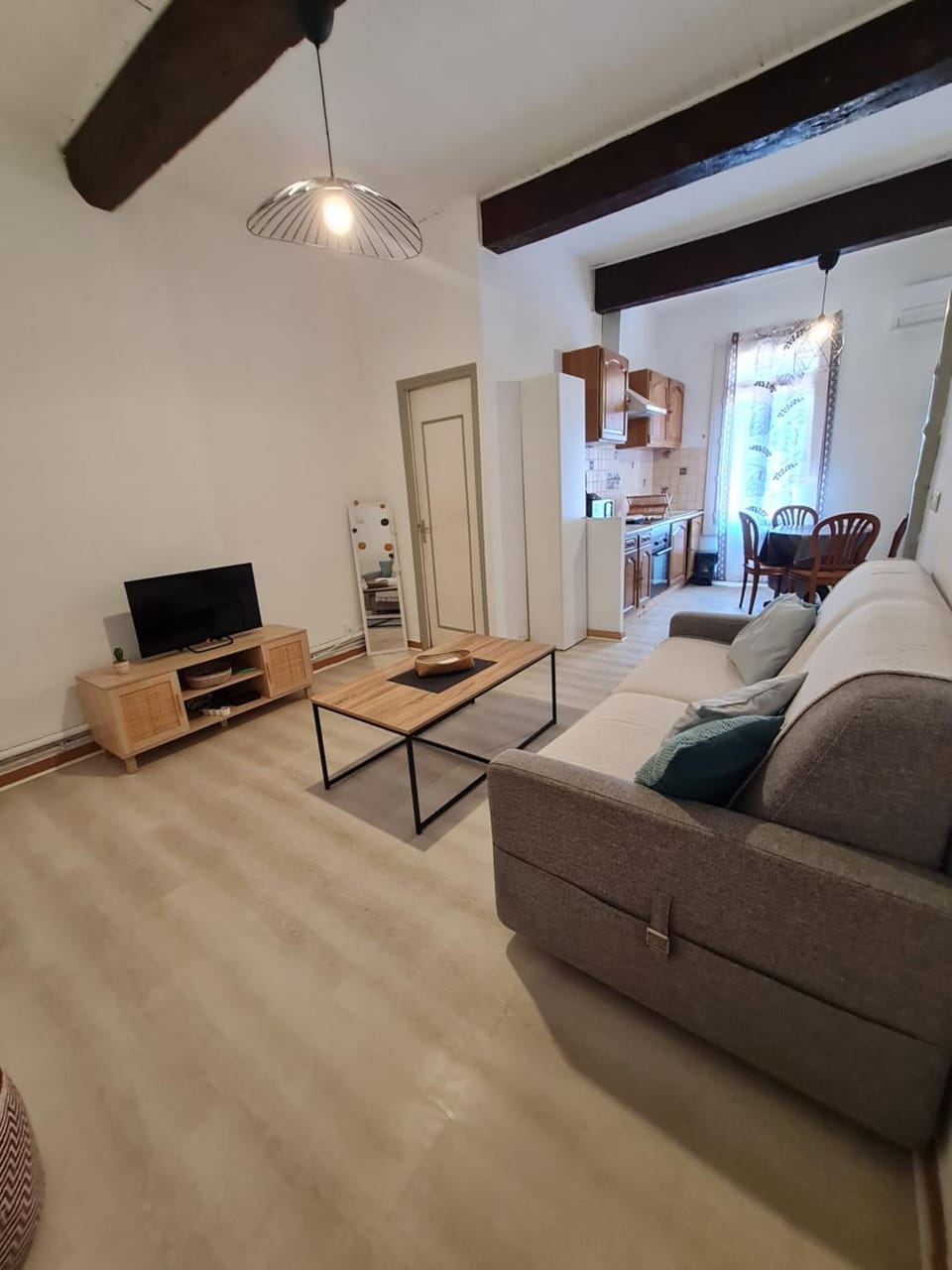Charming authentic apartment in central location Apartment in Occitanie