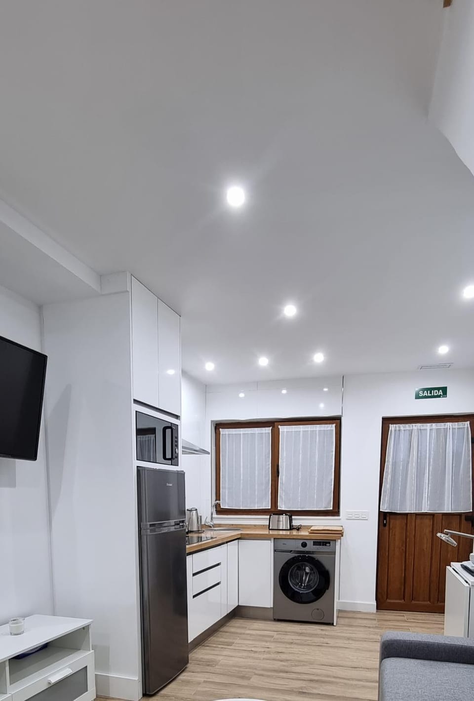 TV and multimedia, Kitchen or kitchenette, minibar, stove