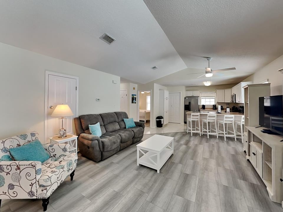 TV and multimedia, Kitchen or kitchenette, Living room, Seating area, furniture