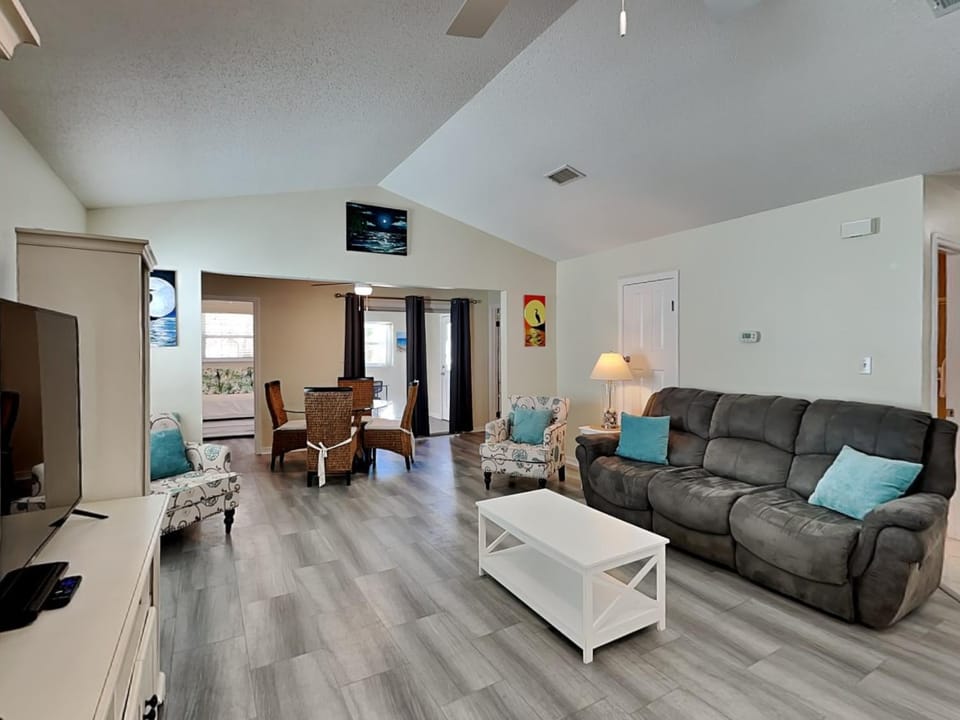 TV and multimedia, Living room, Seating area, furniture