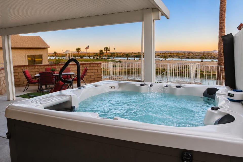 RIVERFRONT RUBY RED HOME WITH PRIVATE DOCK & View House in Bullhead City