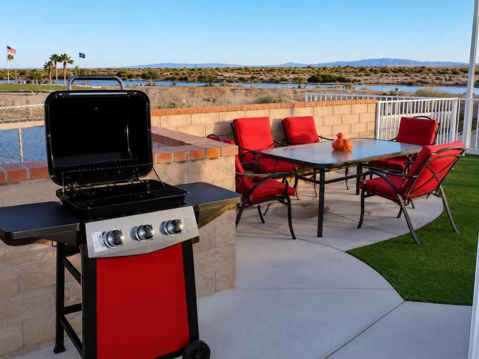 RIVERFRONT RUBY RED HOME WITH PRIVATE DOCK & View House in Bullhead City