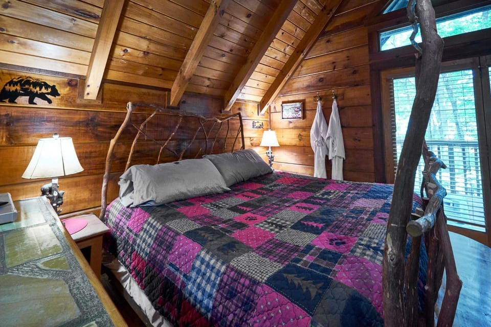 Wild Columbine - Gatlinburg Area Hottub Romantic Cabin Cabin in Sevier County