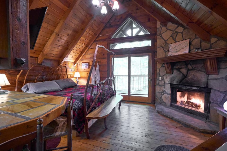 Wild Columbine - Gatlinburg Area Hottub Romantic Cabin Cabin in Sevier County